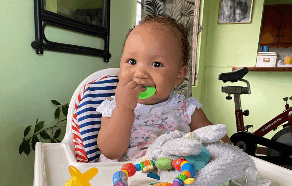 bebé llevándose juguetes a la boca demostrando qué es el reflejo de extrusión