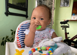 bebé llevándose juguetes a la boca demostrando qué es el reflejo de extrusión