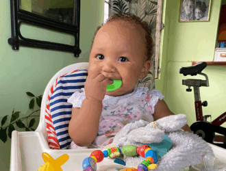 bebé llevándose juguetes a la boca demostrando qué es el reflejo de extrusión